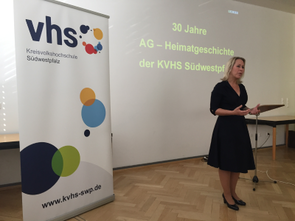 Zu den Gratulanten zählte auch die 1. Vorsitzende der KVHS Südwestpfalz, Landrätin Dr. Susanne Ganster